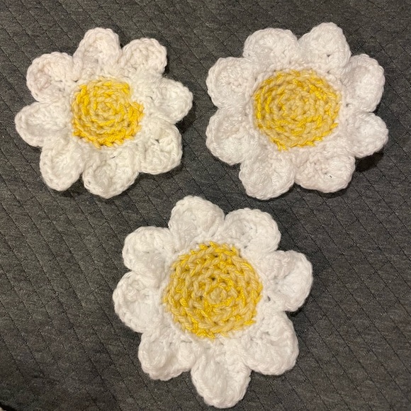 NWT white and pastel yellow daisy crochet coasters set of 6 - Picture 4 of 5
